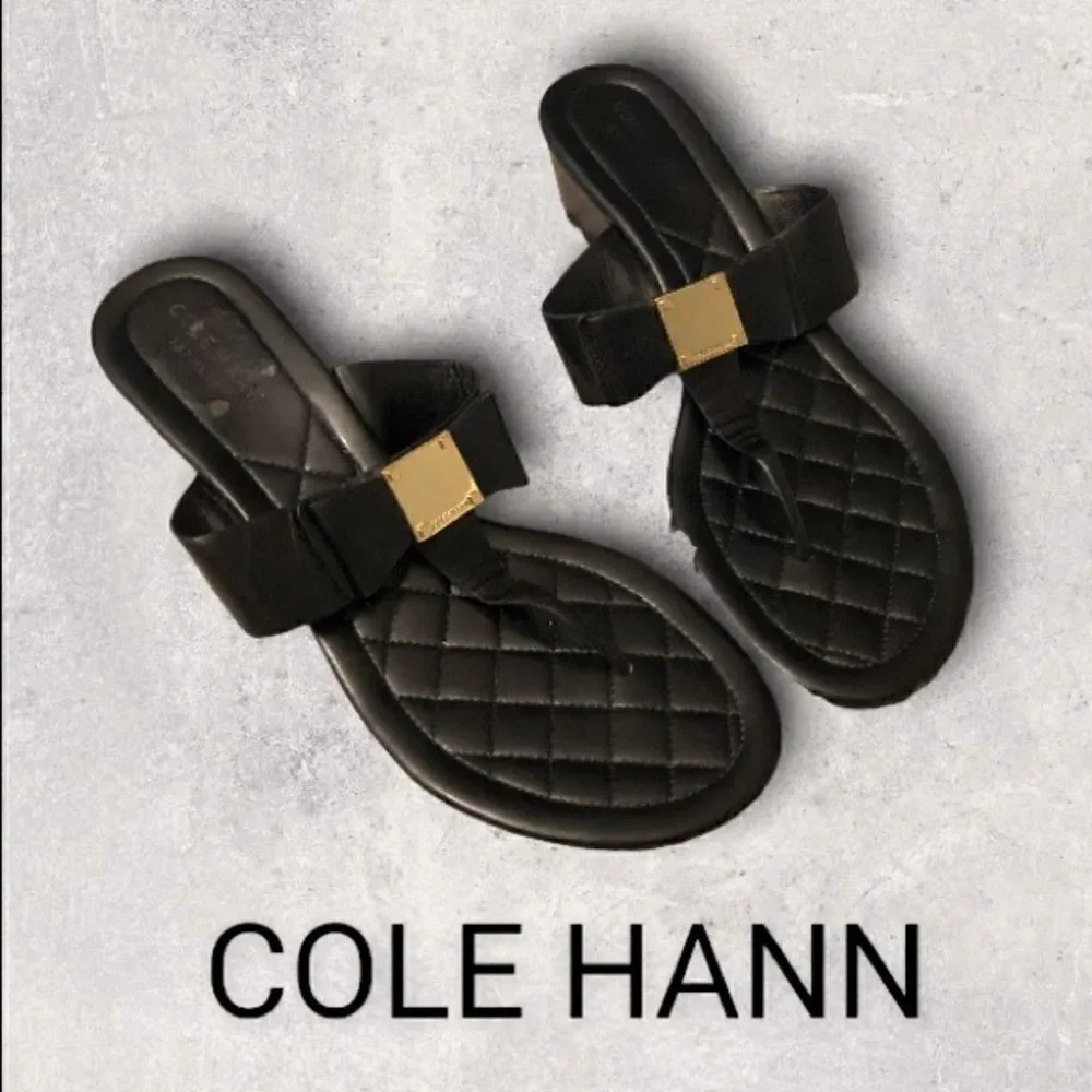 : : COLE HAAN OS GRAND Thong Sandals with Gold Tone Block Square Logo Detail : :